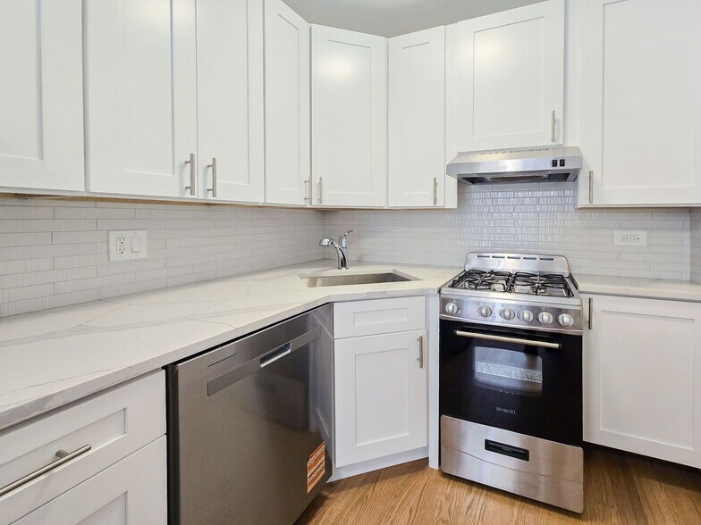 Building Photo - 561 W Cornelia Ave