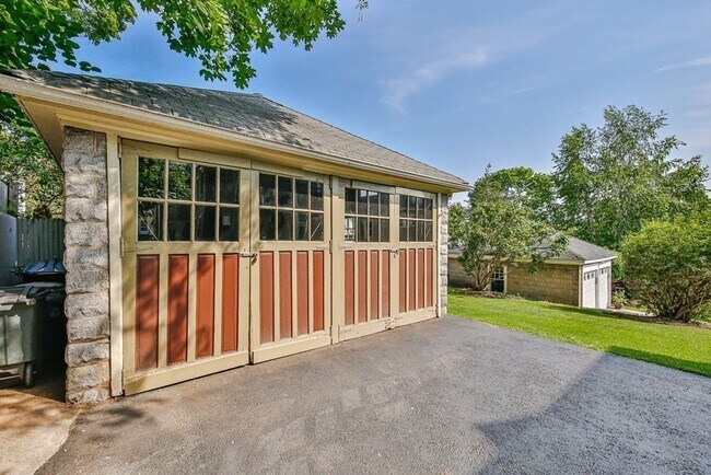 Building Photo - 43 Menotomy Rd