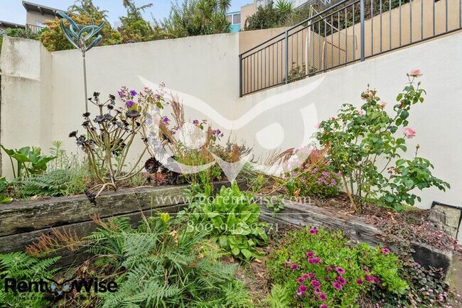Building Photo - 727 Moraga St