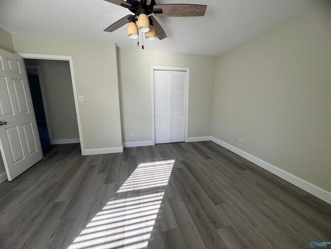 Building Photo - 9904 Willow Cove Rd SE