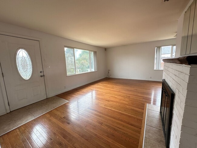 Building Photo - White Center - 3 Bedroom / 1.5 Bath Rambler