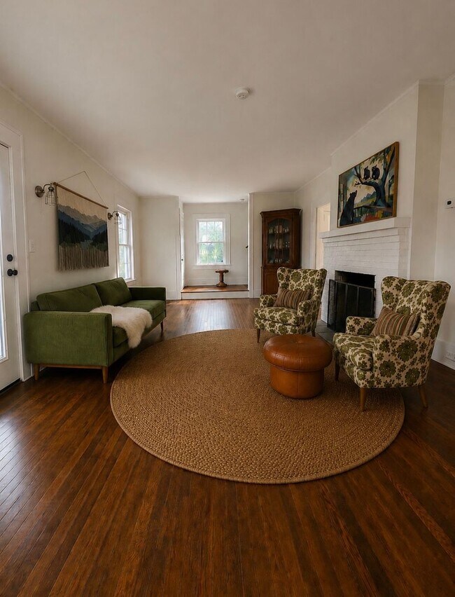 Building Photo - Central - Beautiful 1920's Traditional Brick Home, Newly Renovated