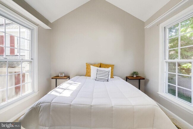 Building Photo - 2911 S Woodstock St