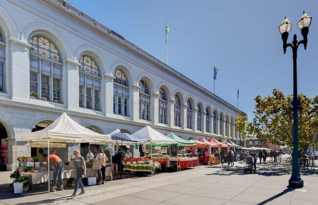 Building Photo - 300 3rd St