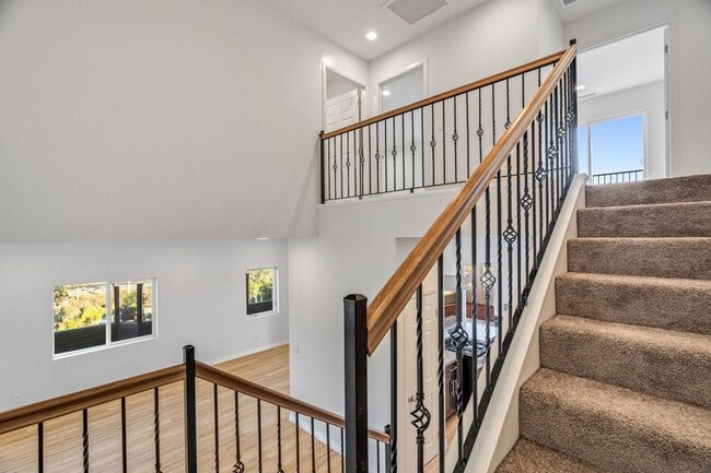 Building Photo - 5 Bedroom house with view