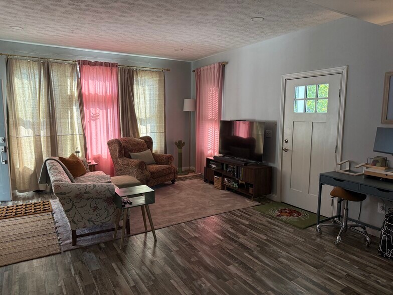 Building Photo - 5651 Bramble Ave