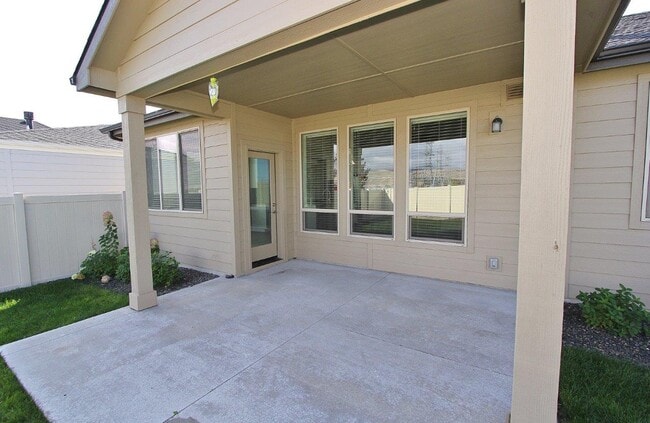 Building Photo - 2174 E Mendota Dr