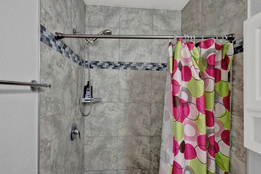 Shower - 7464 Old Kings Rd S