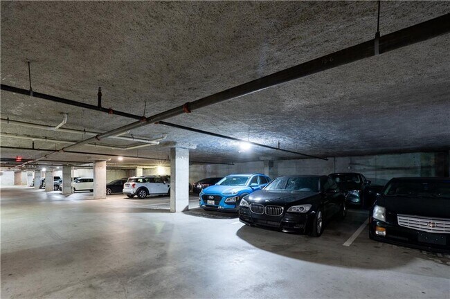 Building Photo - 898 Oak St SW