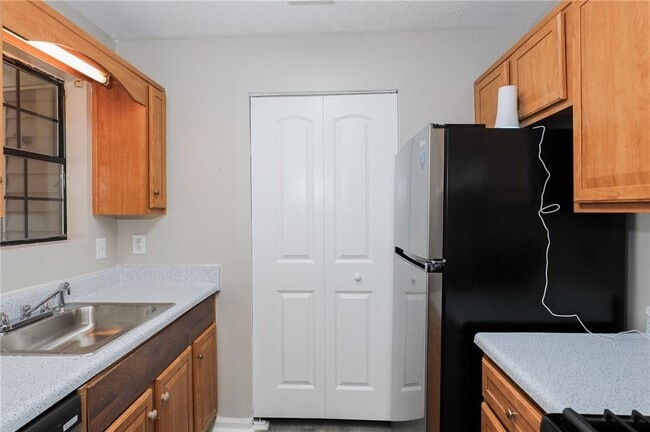 Building Photo - 7000 Oakhill Cir
