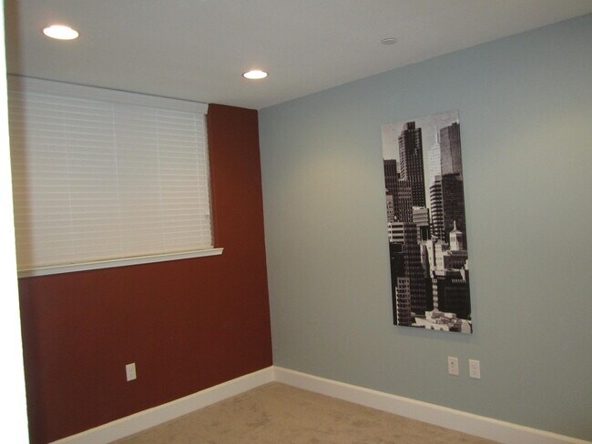 Den - 240 Currlin Cir
