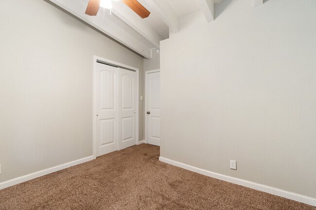 Building Photo - Gorgeous 5 bedroom, 2.5 bath House on a .88 Acre Lot in Fort Smith!