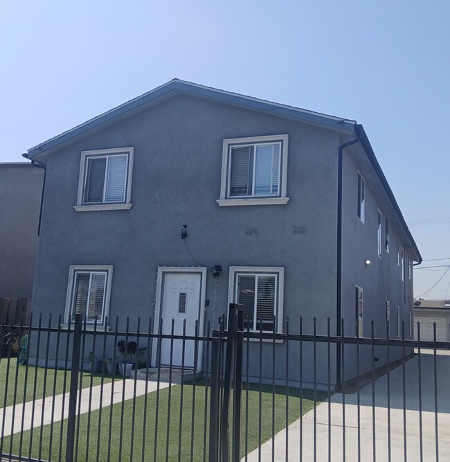 Building Photo - MULTI-FAMILY HOUSE