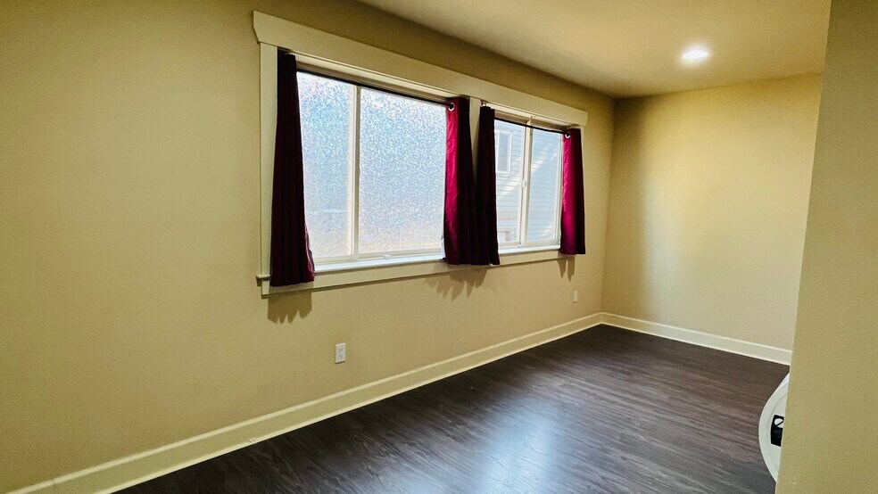 Building Photo - 13710 Burke Ave N