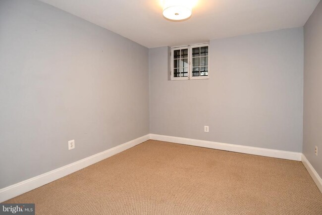 Building Photo - 1631 D St NE