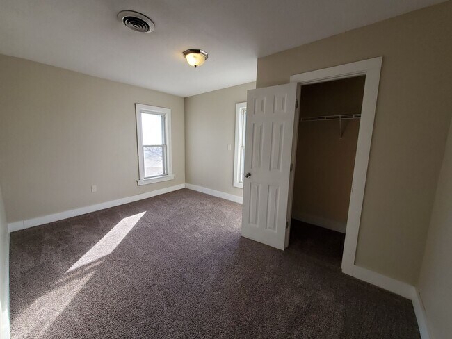 Building Photo - Large 4 Bedroom House in Moline