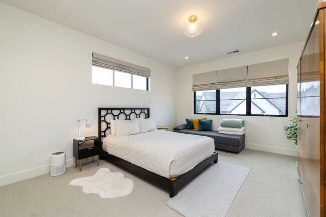Building Photo - Beautiful Fully Furnished Custom Home in Rancharrah