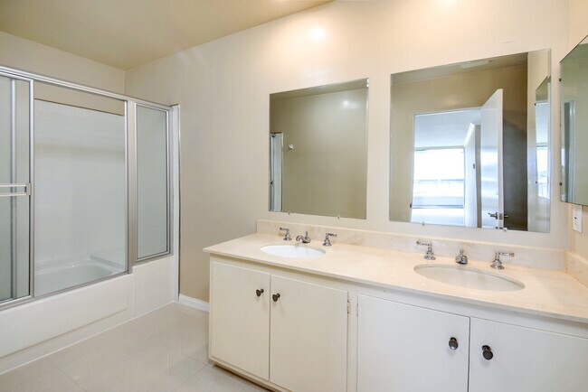 Building Photo - 32709 Seagate Dr
