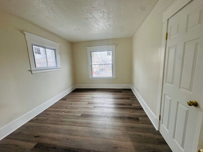 Building Photo - Charming 4-Bedroom Property in Prime Location