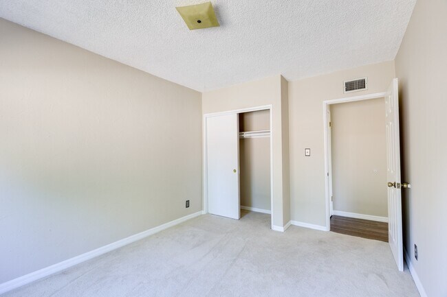 Building Photo - 3 BR 2 BA house Move in  ready