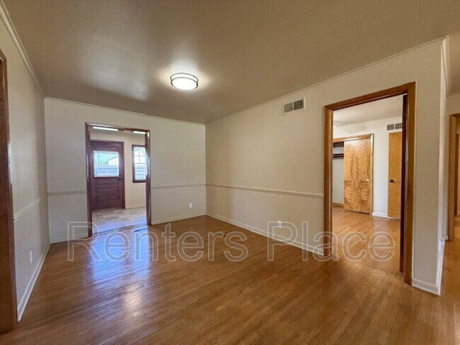 Building Photo - 1045 E 53rd St