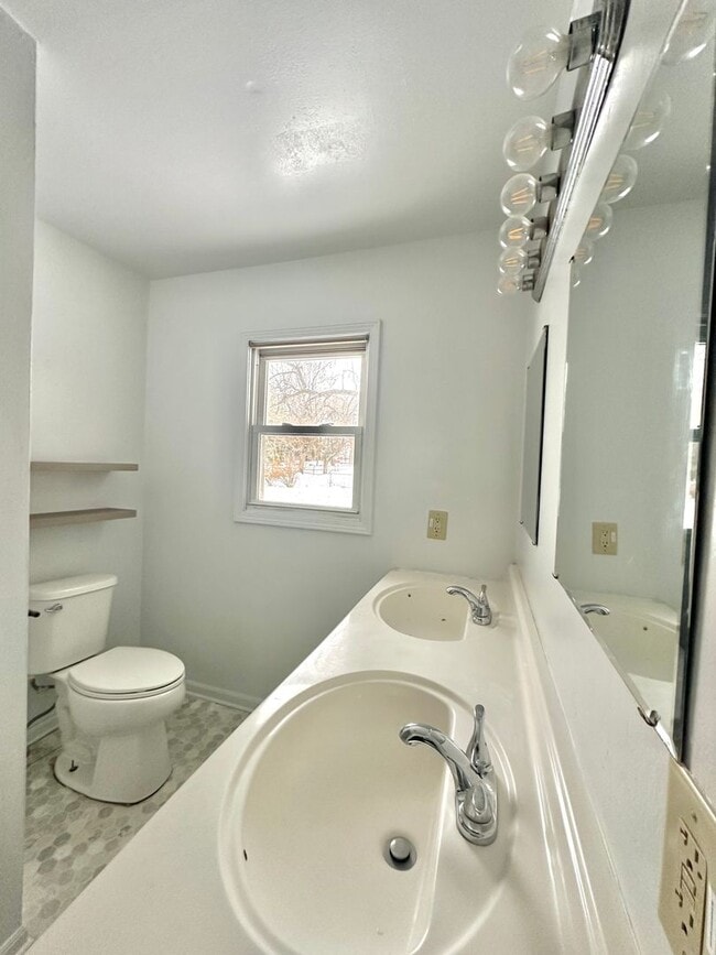 Building Photo - 833 Westmoreland Ave