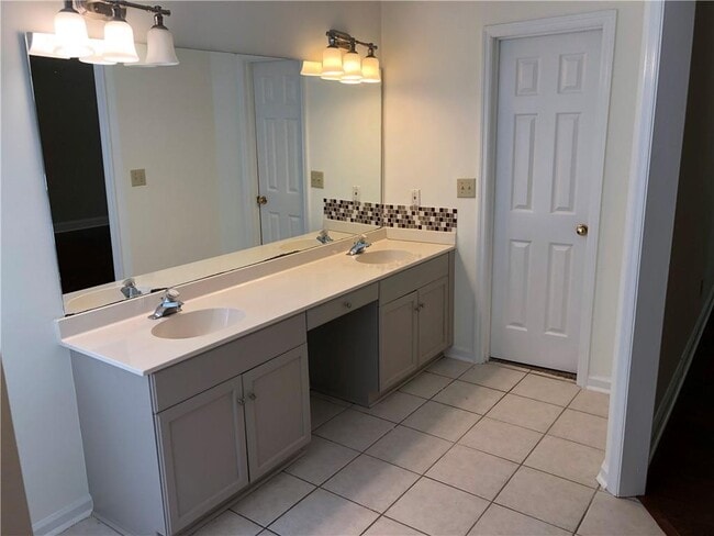 Building Photo - 1560 Oklahoma Dr