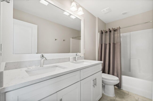 Building Photo - 712 Landing Cir