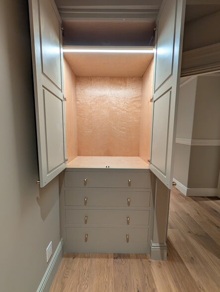 Front bedroom with brand new lighted built-in closets. - 328 Lexington St