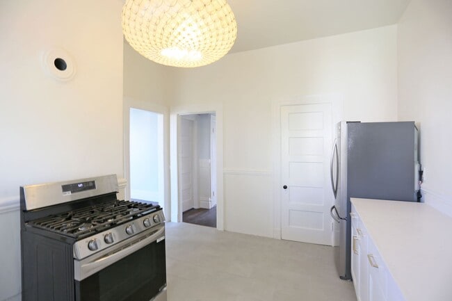 Building Photo - 144 10th Ave