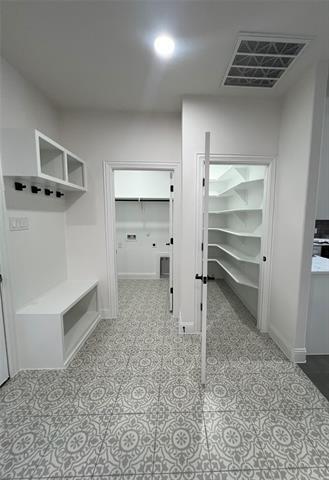 Building Photo - 615 Luxton St