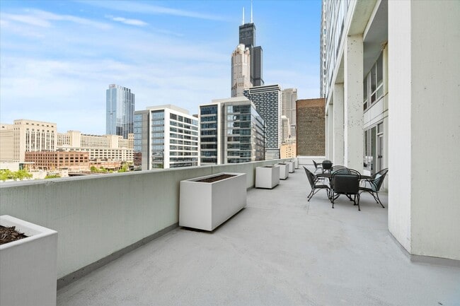 Building Photo - 701 S Wells St