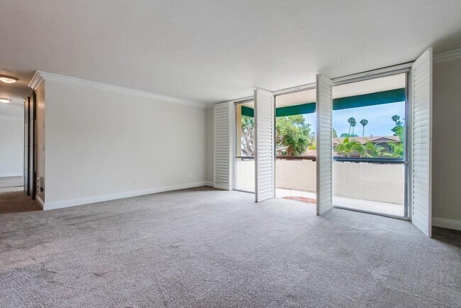 Building Photo - 6333 La Jolla Blvd