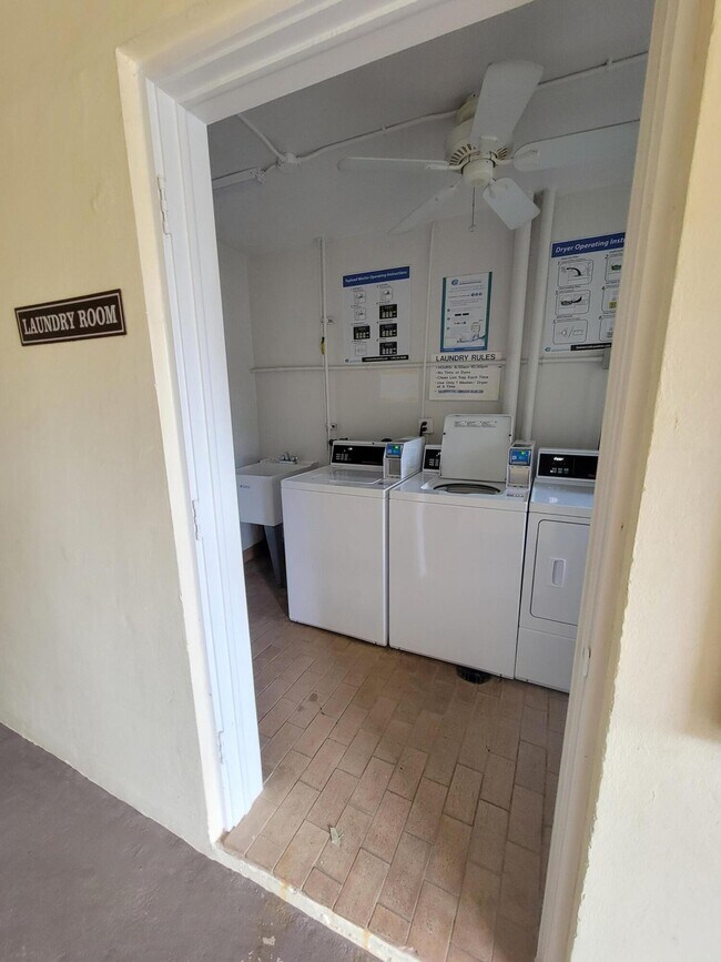 Building Photo - 1340 NE 28th Ave