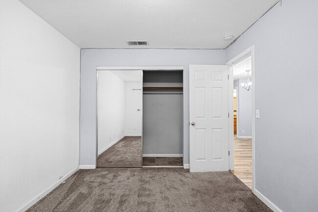 Building Photo - $200 Off First Months Rent! Cozy 3-Bedroom...