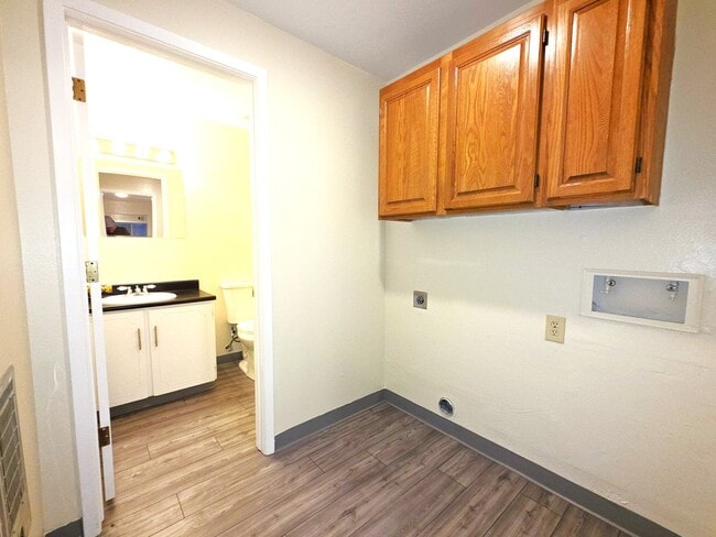 Building Photo - Large 2 bedroom 1.5 bath 2 car garage townhouse new custom flooring and paint throughout with new...