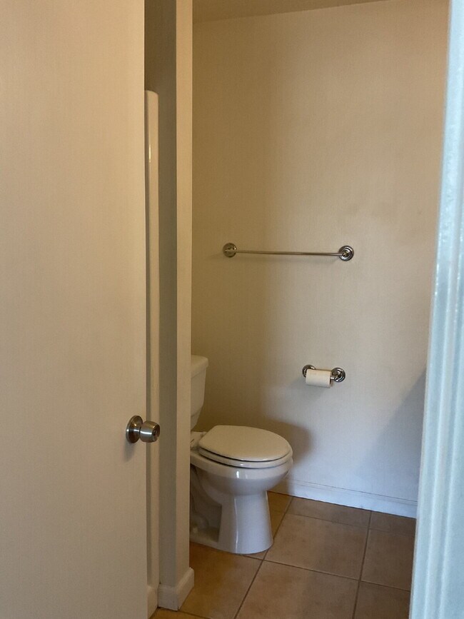 Building Photo - "Discover Coastal Living: Spacious 3-Bed, 2-Bath Townhouse