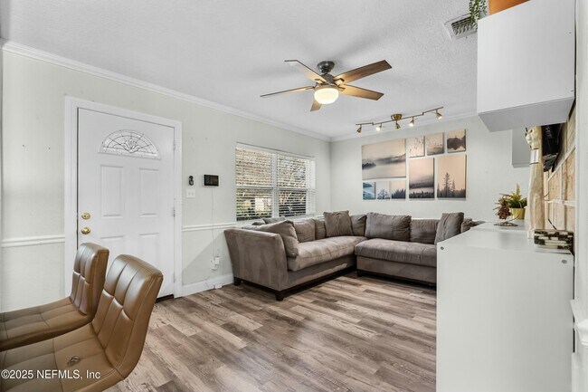 Building Photo - 6204 Commodore Dr