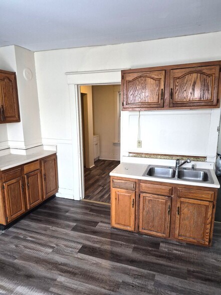 Building Photo - 601 E 12th St