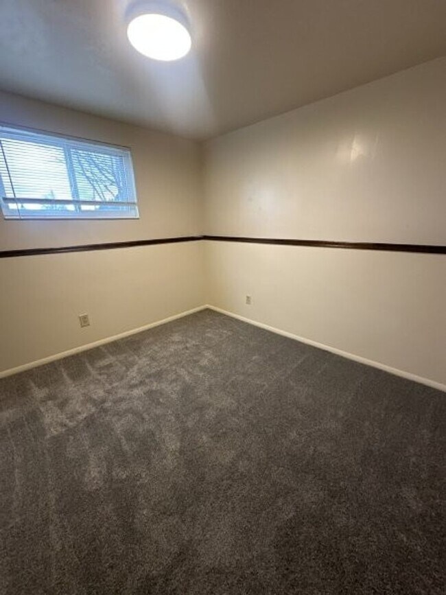 Building Photo - 700 700 W