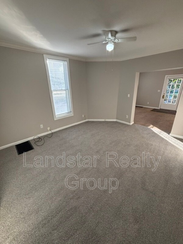 Building Photo - 2127 Grinstead Dr