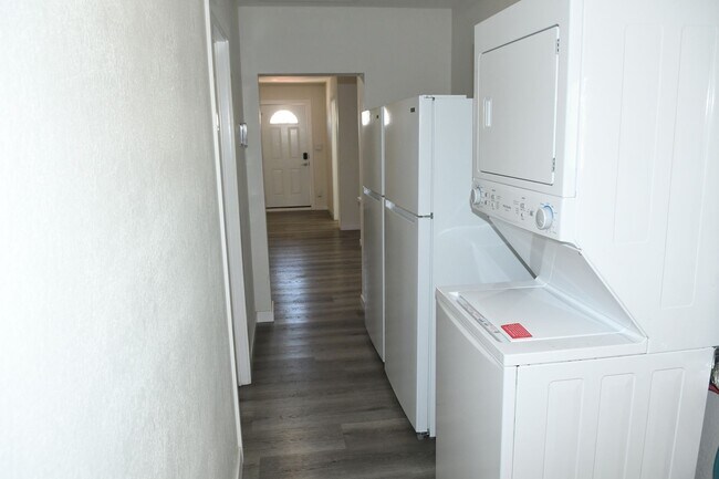 Building Photo - 1339 E Glenrosa Ave