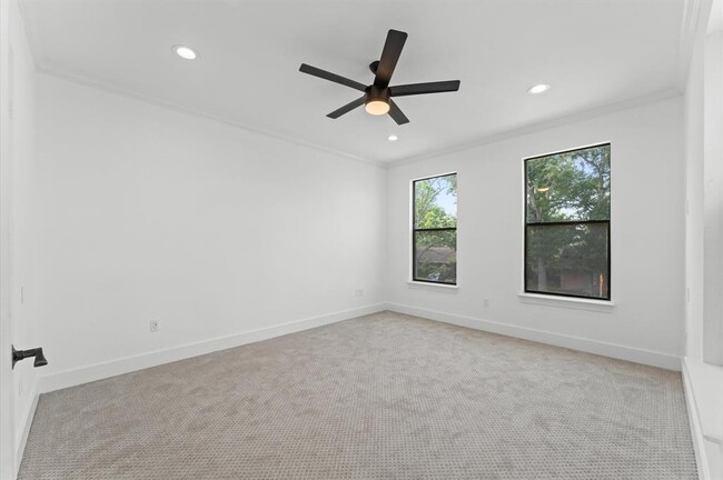 Building Photo - 10070 Cedardale Dr