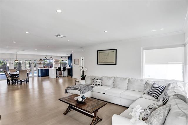 Building Photo - 8370 N Kendall Dr
