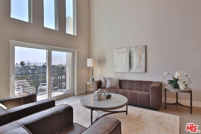 Building Photo - 837 S Harvard Blvd