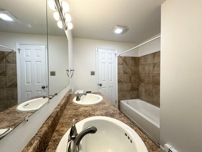 Building Photo - Large Duplex Style Home With Spacious Liva...