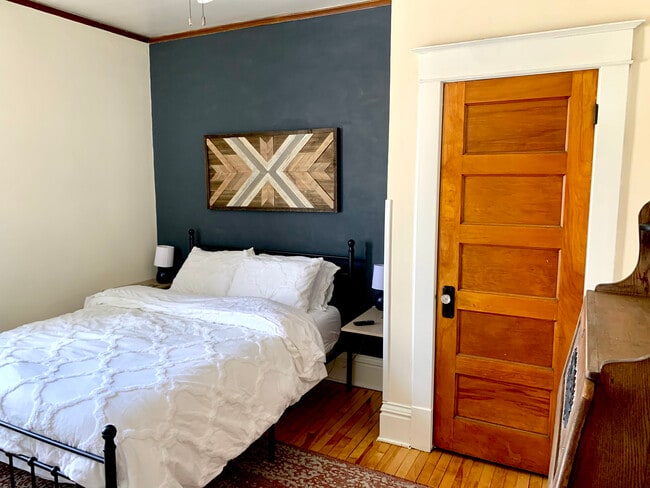 Building Photo - Griggs Duplex