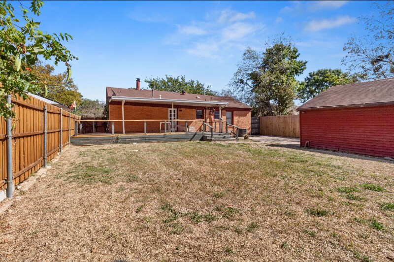 Building Photo - 10911 Visalia Dr