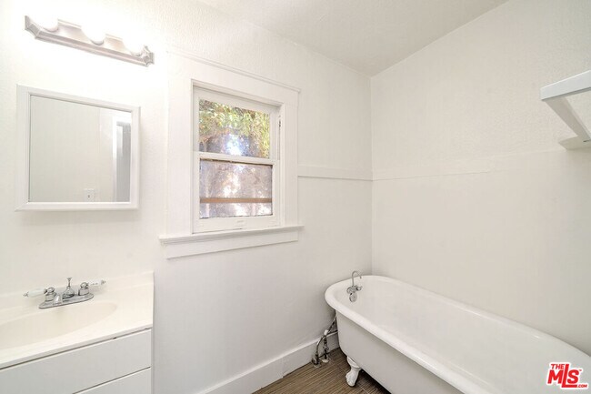 Building Photo - 1404 S Manhattan Pl