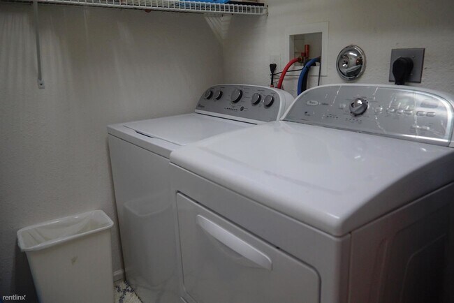 Building Photo - 4 br, 3 bath Townhome - 4253 SW 124th Ter